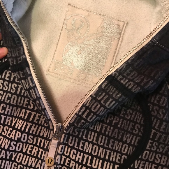 ✨Special Edition Rare✨2 in 1 Manifesto Fuzzy Hood - Picture 4 of 8